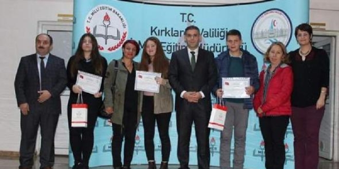 Kitap okumada dereceye giren öğrencilere ödül