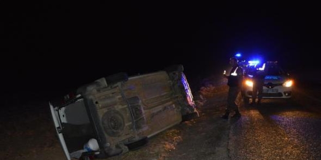 Adıyaman'da hafif ticari araç devrildi: 8 yaralı