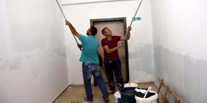 Okul müdürü ve asker, birlikte okulu boyadı