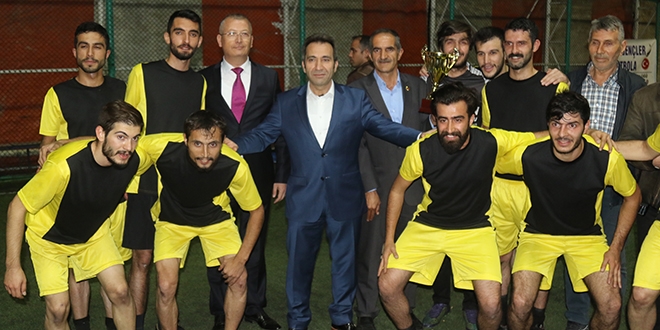 Polis, gençleri futbol turnuvasında buluşturdu