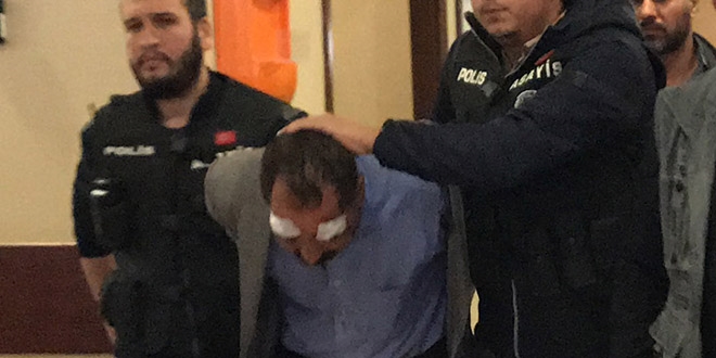 Cinayet zanlısını temizlikçi gibi davranan polis yakaladı