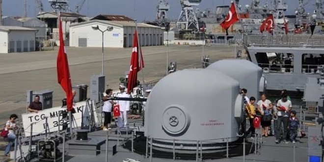 Askeri gemi kapılarını halka açtı