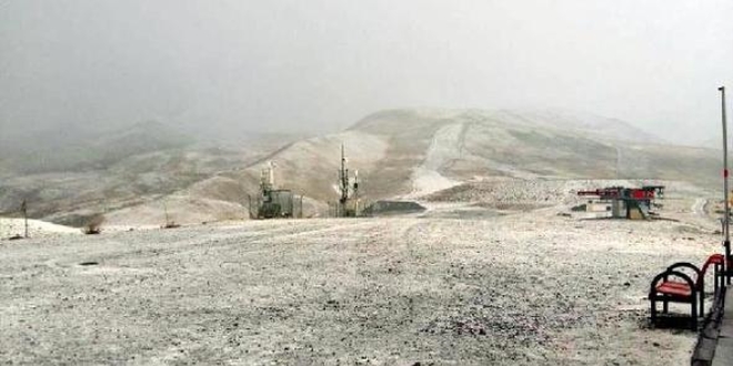 Erciyes'e kar yağdı