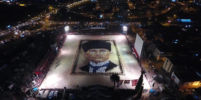 İzmir'de 4 bin kişi aynı anda zeybek oynadı