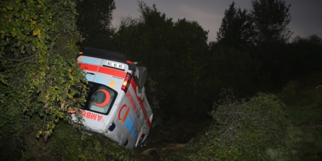 Erzurum'da ambulans arampole devrildi: 5 yaral