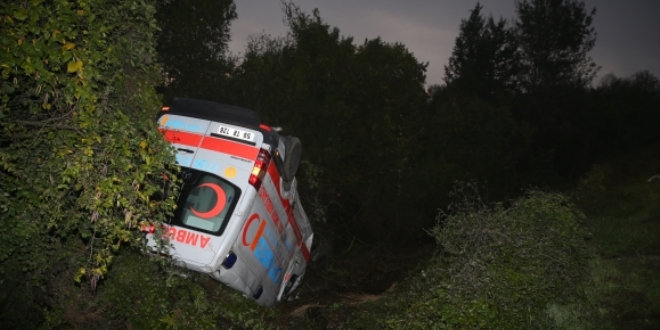 Erzurum'da ambulans şarampole devrildi: 5 yaralı