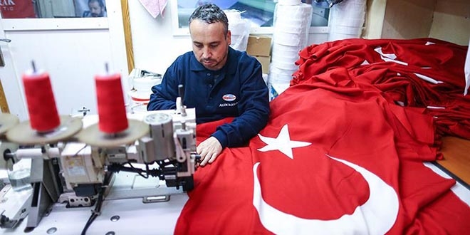 Bayrak üretimi de teknolojiye yenildi