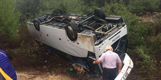 Antalya'da tur midibüsü devrildi: 1 ölü, 17yaralı
