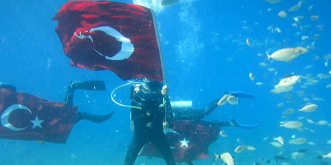 Cumhuriyet Bayramı denizin altında kutlandı