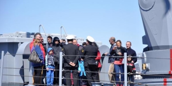 Donanma gemileri ziyarete açıldı