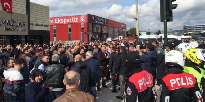 Mahalleli yolu kapattı! Polis yolu havaya ateş açtı
