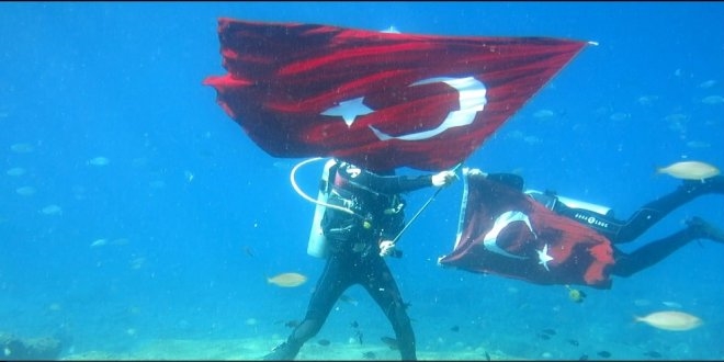 Cumhuriyet Bayramı'nı su altında kutladılar