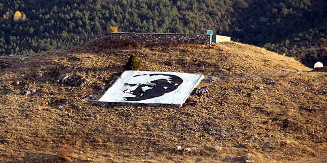 Sivas'ta yamaca Atatürk'ü resmettiler
