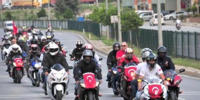 Motosikletliler 'Cumhuriyet turu' attı