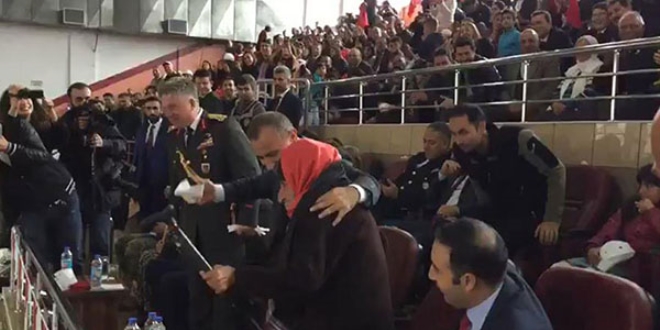 Vali, 1923 doğumlu Fatma nineyle halay çekti