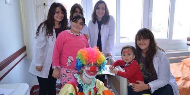Gönüllüler, böbrek hastası çocukları eğlendirdi
