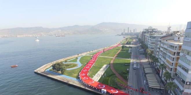 İzmir'de 350 metre uzunluğunda Türk bayrağı açıldı