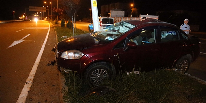 Düzce'de otomobil direğe çarptı: 4 yaralı