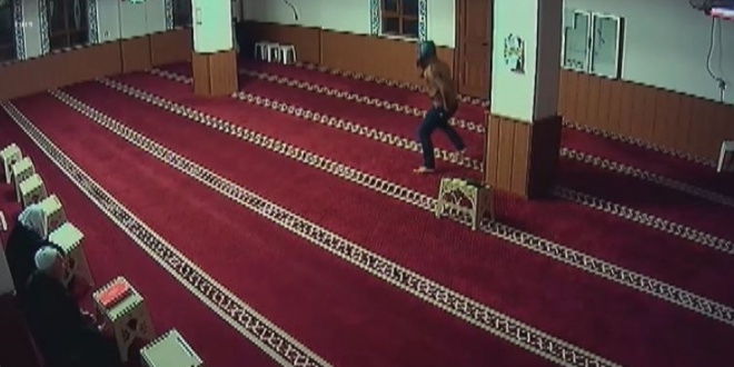 Camideki paraları çalarken suçüstü yakalandı