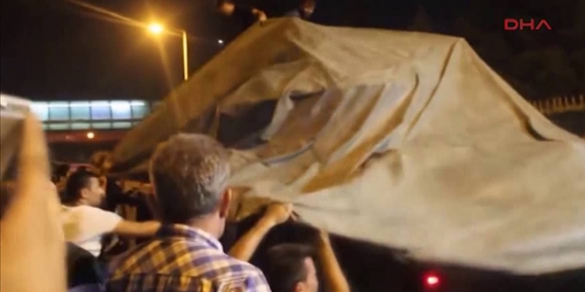 Vatandaşların tankı bırandayla kapattığı görüntüler