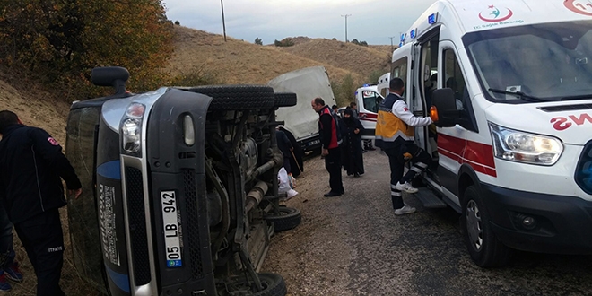Amasya'da minibüs devrildi: 11 yaralı