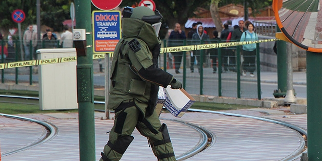 Valilik ve emniyet binası yakınında bomba paniği
