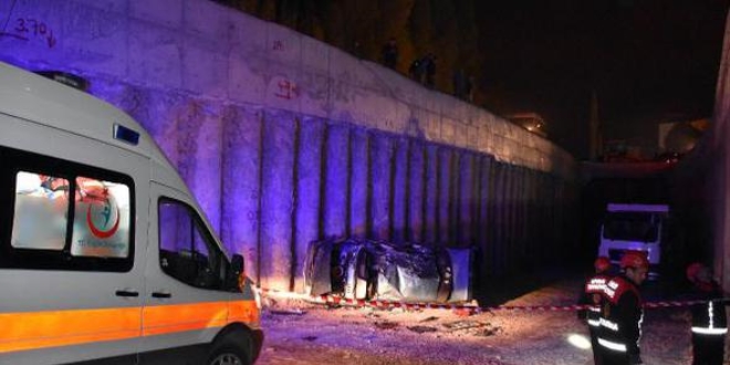 Otomobil alt geçit inşaatına uçtu: 1 ölü, 4 yaralı
