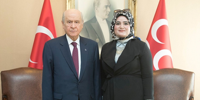 Bahçeli, sınıfta 'bozkurt' işareti yapan öğretmeni kabul etti