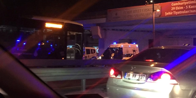 Kaza yapan araç metrobüs yoluna girdi! Seferler durdu