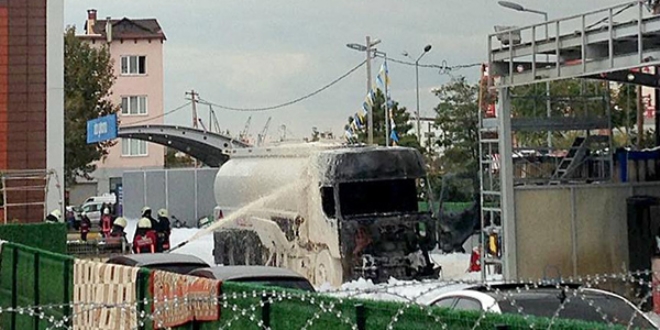 Akaryakıt tankerinde çıkan yangın söndürüldü