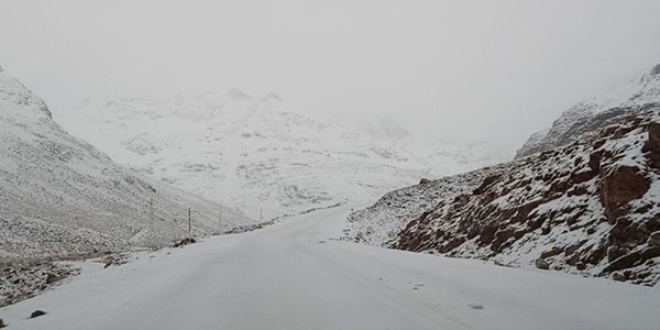 Kar yağışı yolu ulaşıma kapattı, mahsur kaldılar