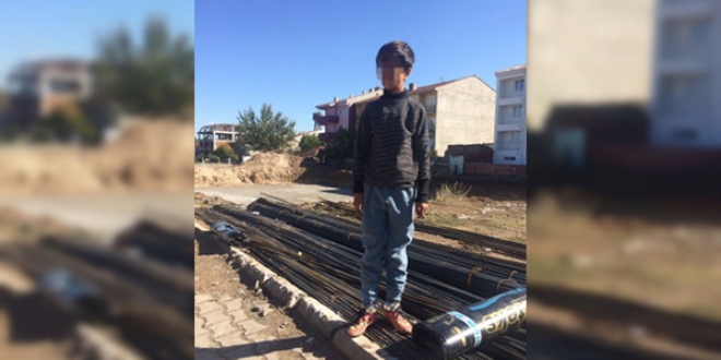 Eve geç gelen yeğenini zincire vurdu