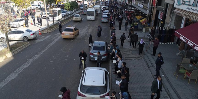 9 bin öğrenci kaldırımda kitap okudu