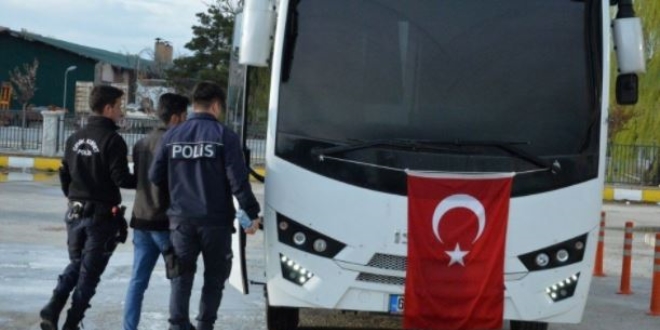 Antalya'da gzaltndaki szlemeli retmen tutukland