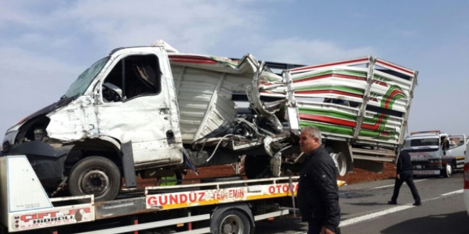 Şanlıurfa'da otomobil ile kamyonet çarpıştı: 8 yaralı