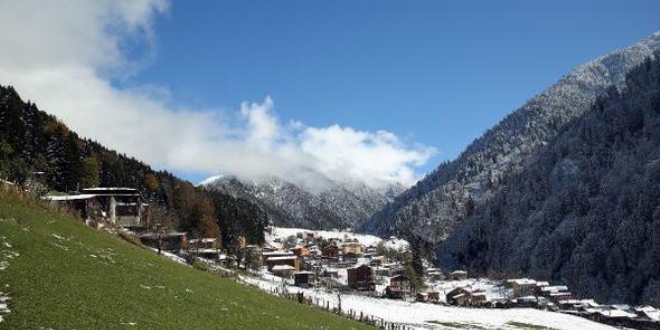 Ayder Yaylası'na mevsimin ilk karı yağdı