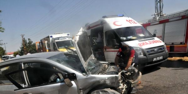 Adyaman'da ambulansla otomobil arpt: 4 yaral