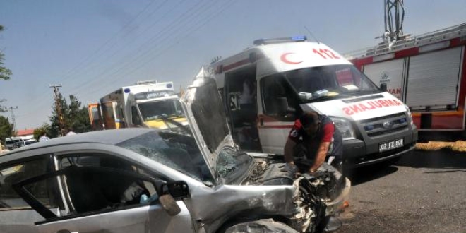 Adıyaman'da ambulansla otomobil çarpıştı: 4 yaralı