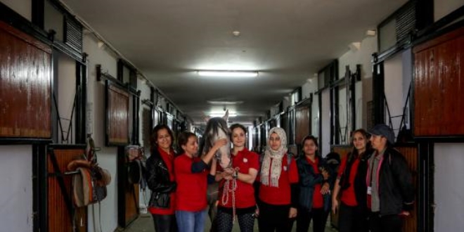 Kadın seyisler hipodromların 'havasını' değiştirecek