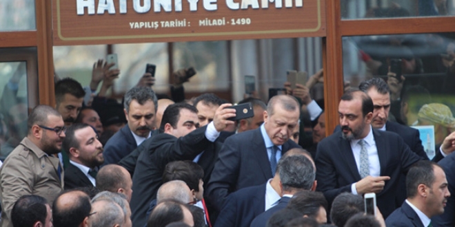 Erdoğan, cuma namazını Hatuniye Camisi'nde kıldı