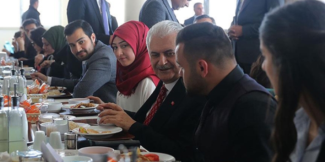 Başbakan Yıldırım öğrencilerle yemek yedi