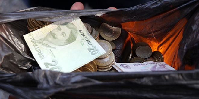 Engelli taklidi yapan dilenci 2 saatte 151 lira toplamış