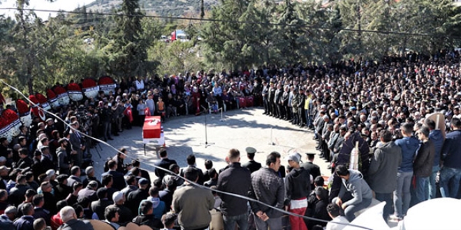 Isparta'da şehidi 10 bin kişi uğurladı