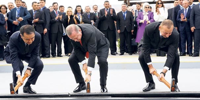 Erdoğan, BTK çekicini hatıra aldı