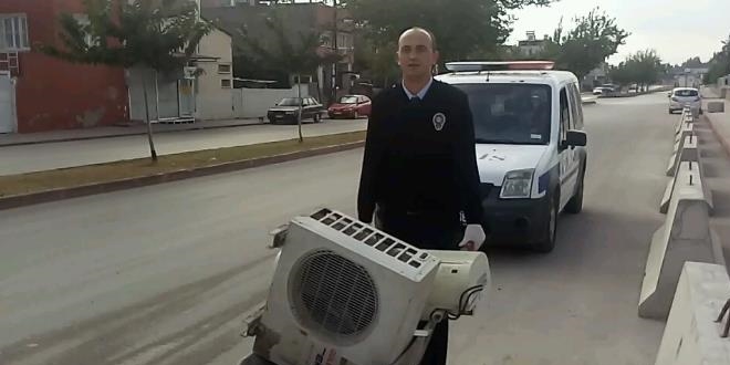 Polis, çalınan klimayı karakola el arabasıyla götürdü