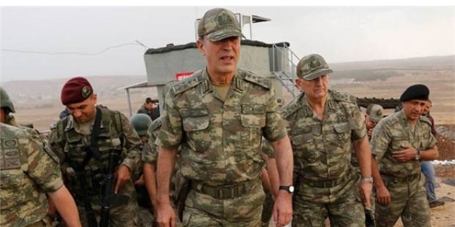 Orgeneral Akar ve komutanlar Yüksekova'da