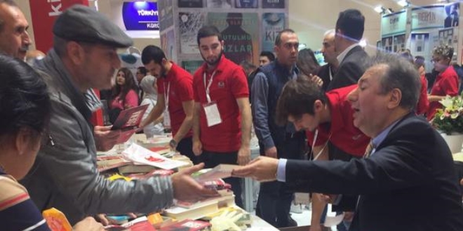 Kitap Fuarı'nda ünlü yazara yumruklu saldırı