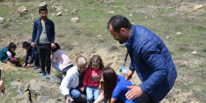 İLKSAN, OGM ile birlikte şehit öğretmenler anısına fidan dikti