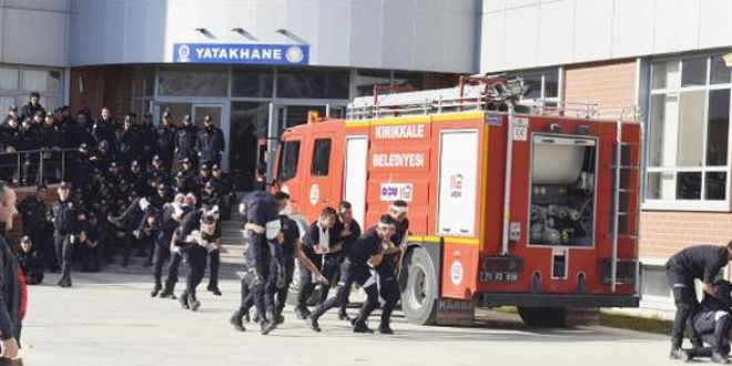 Polis öğrencilerine yangın tatbikatı