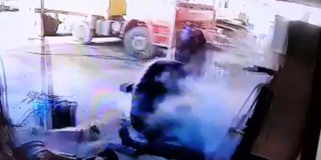 Tamir ettiği lastik bomba gibi patladı